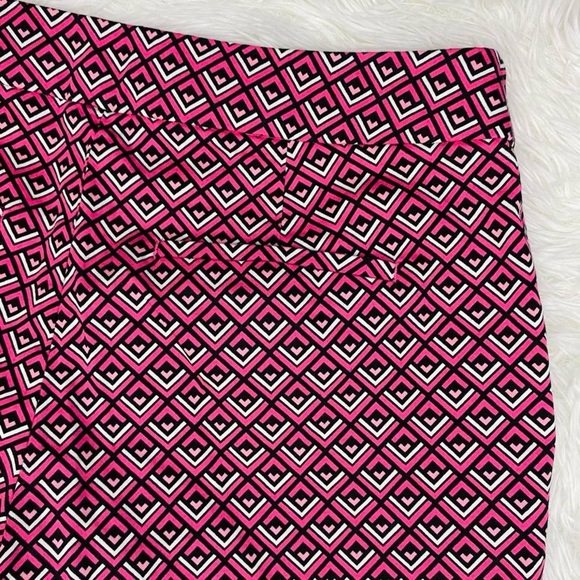 Express Retro Low Rise Pink Geometric Printed Shorts - Picture 5 of 7